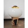 Detal mosiężnego wykończenia lamp Art Deco